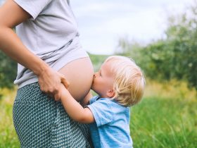 Mommy-and-Me Maternity Photo Ideas