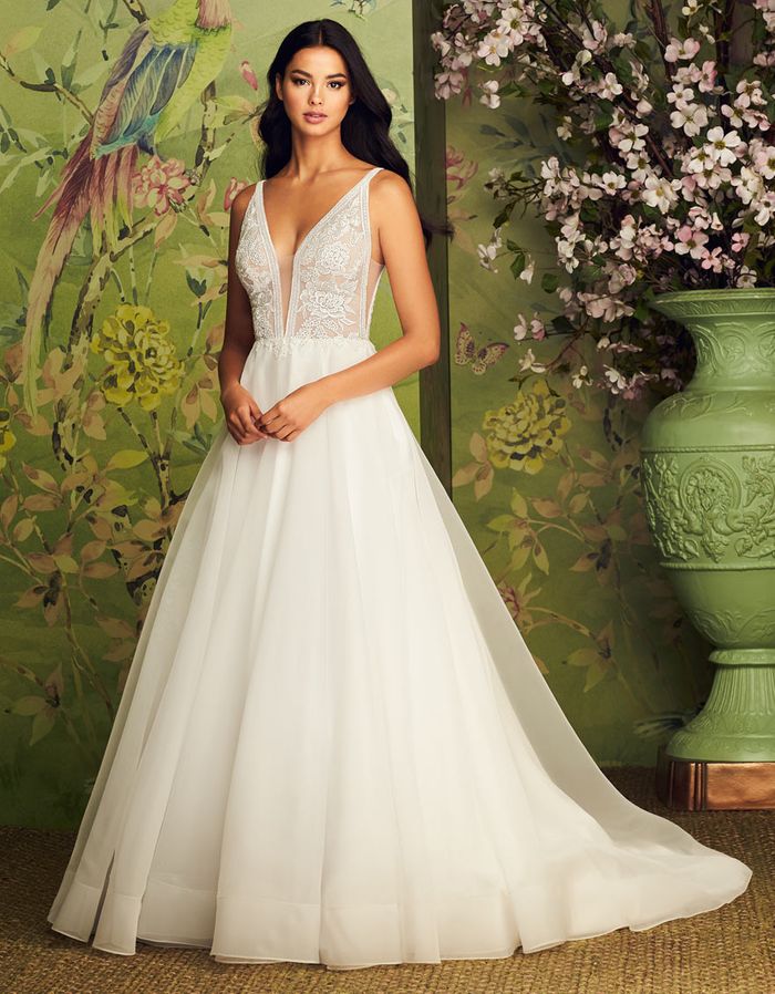 pear shaped wedding dress