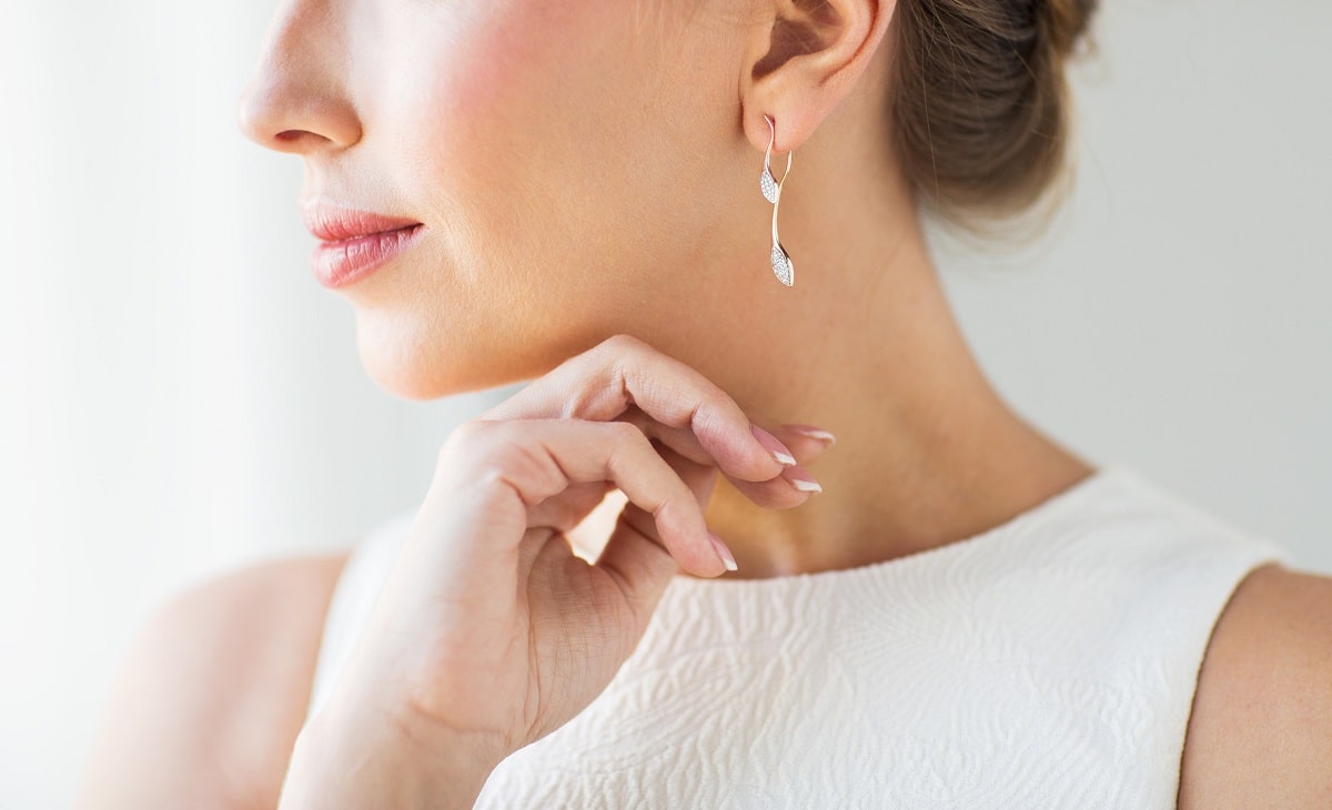 Why do Women Love to Wear Diamond Earrings-min